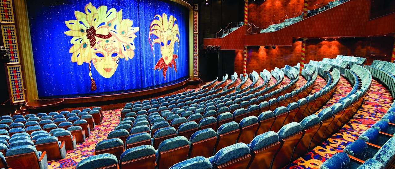 El teatro de tres pisos de altura