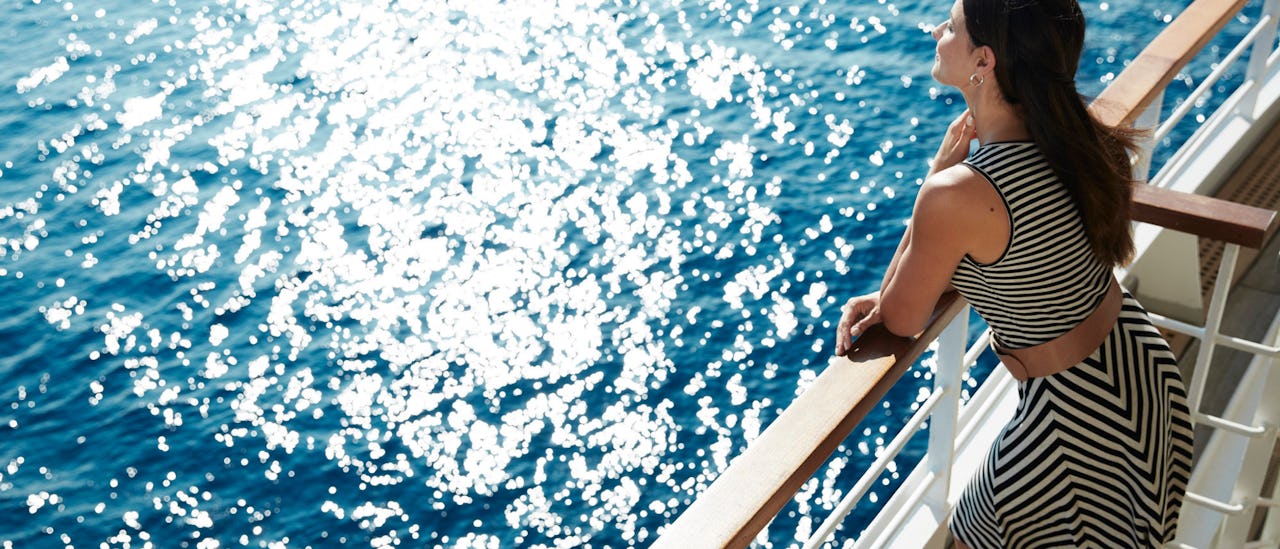 Disfruta suaves brisas en la terraza de la piscina