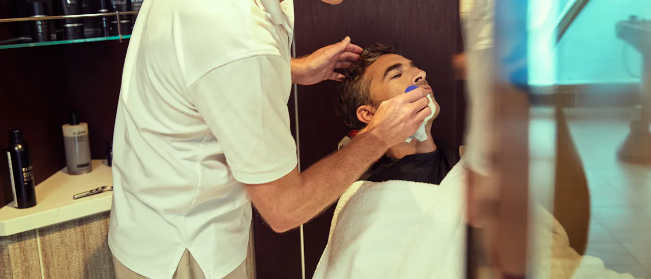 El barbero del barco siempre está listo para atenderlo.