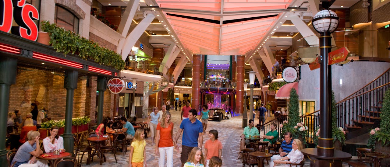 Dé un paseo por las tiendas, bares y restaurantes del Royal Promenade
