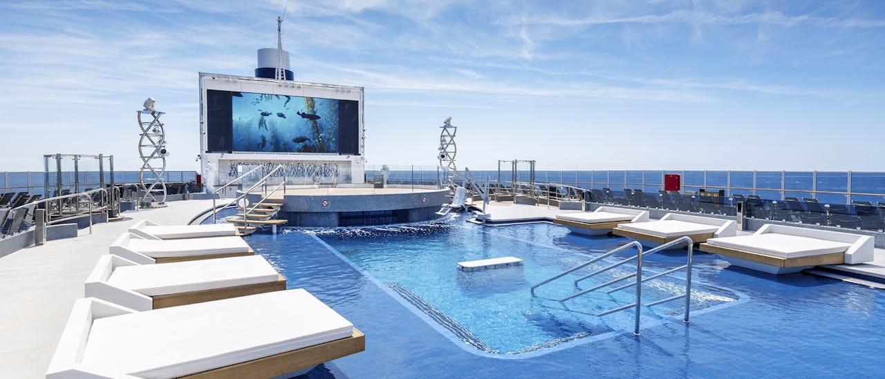 La piscina principal - Long Island Pool tiene dos profundidades diferentes