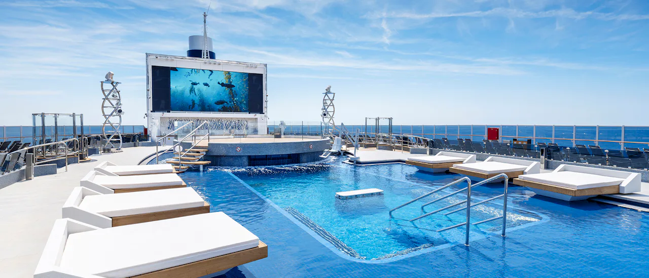 La piscina principal - Long Island Pool tiene dos profundidades diferentes