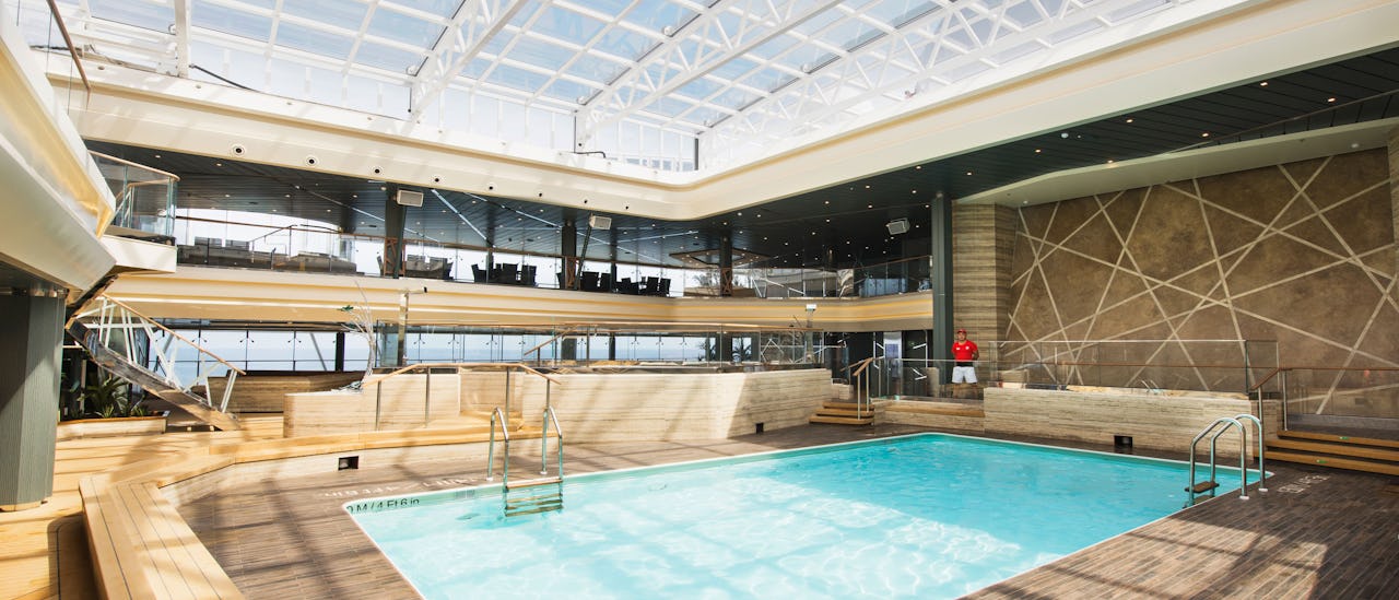 La piscina con techo retráctil