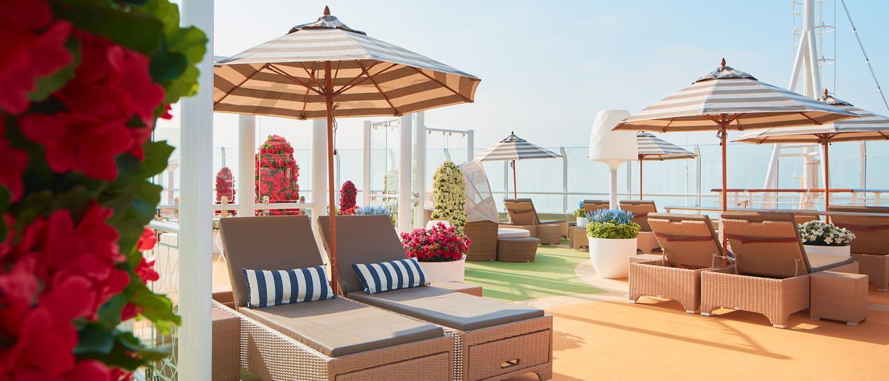 Solarium Versilia - relax on loungers, order a cocktail and feel like you're on a beach in Versilia