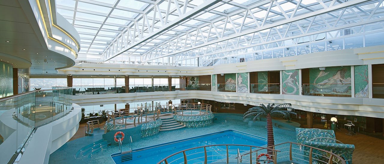 La piscina con techo retráctil