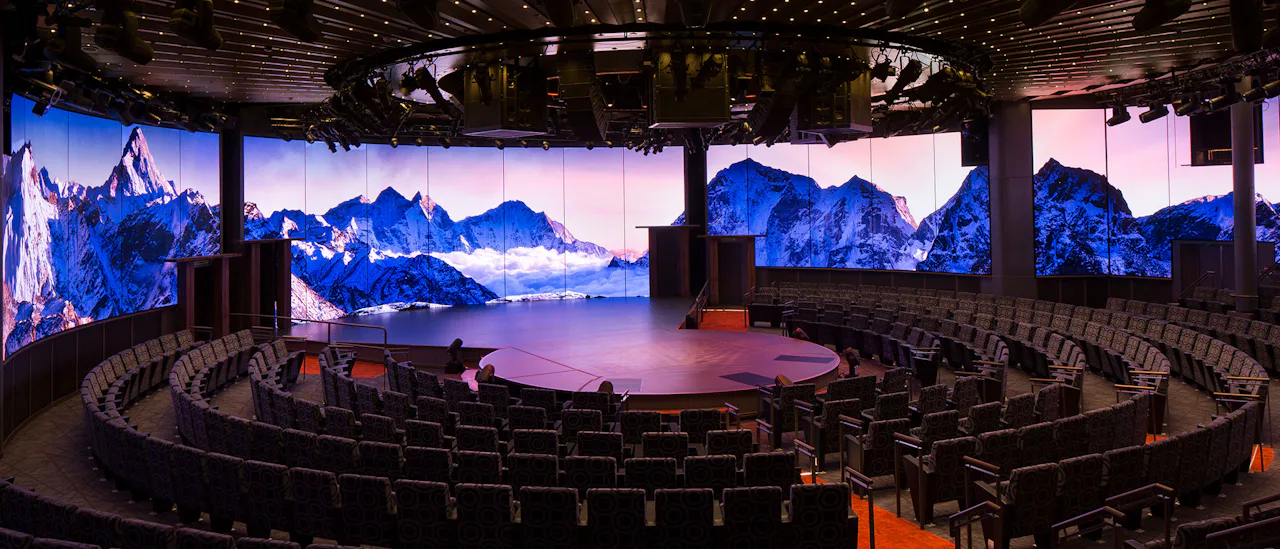 El teatro cuenta con una pantalla LED envolvente de 270 grados