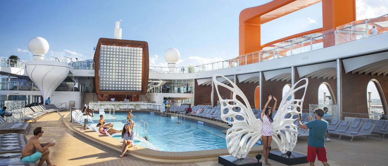 El área de la piscina cuenta con una de las piletas más largas en el mar.