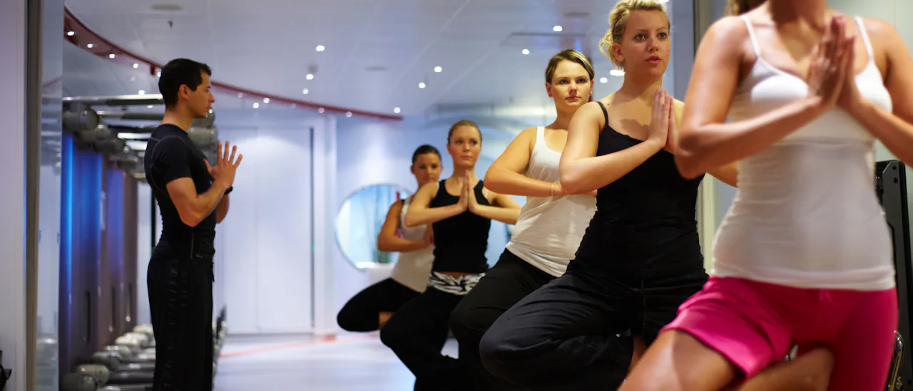 Una clase de yoga en el gimnasio.