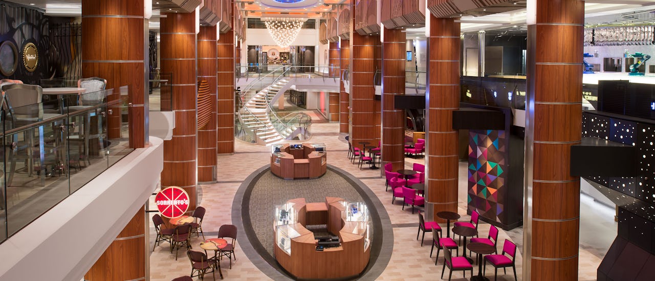 Dé un paseo por las tiendas, bares y restaurantes de la Royal Esplanade