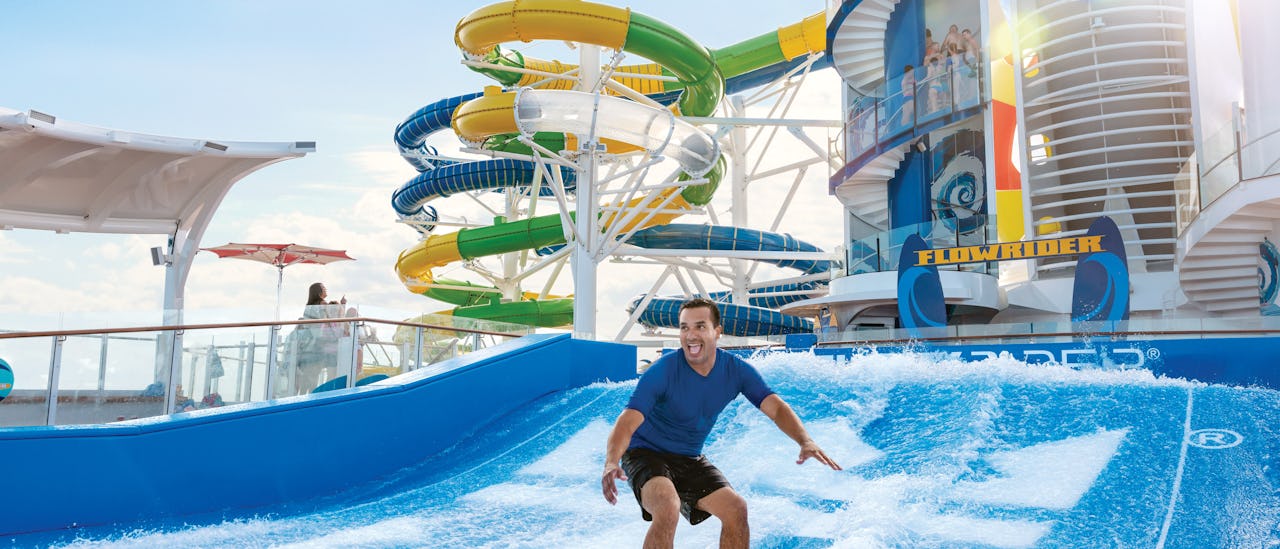 El simulador de surf Flowrider con el tobogán de agua Perfect Storm de fondo