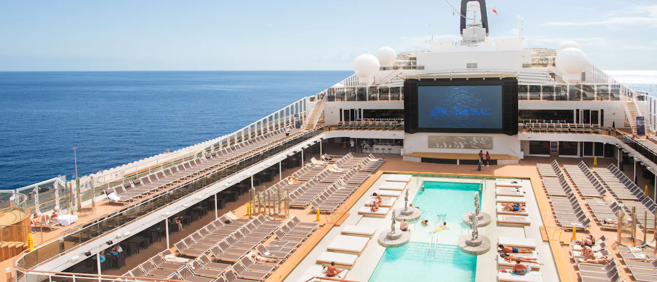 La terraza de la piscina exhibe películas bajo el cielo estrellado.