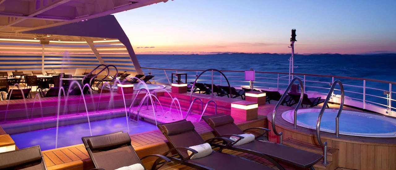 Cómodas tumbonas junto a la piscina