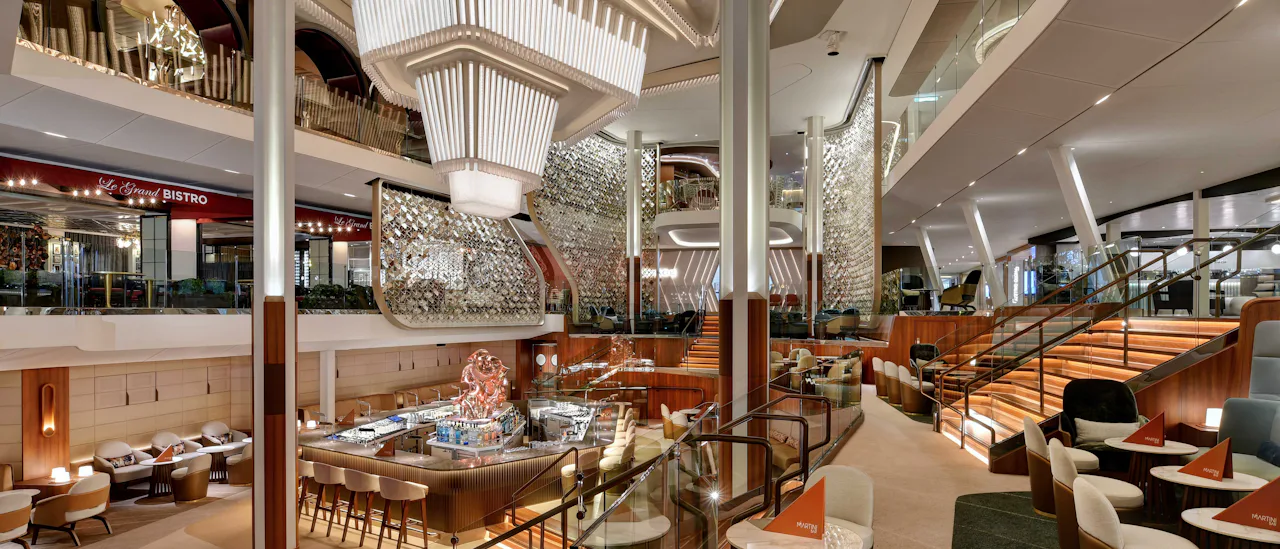 El atrio con varios restaurantes y el Martinibar en el centro