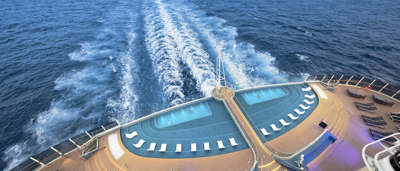 El Puente de los Suspiros con piso de vidrio ubicado en el punto de vista único en la cubierta 16-22 metros sobre la piscina infinita.