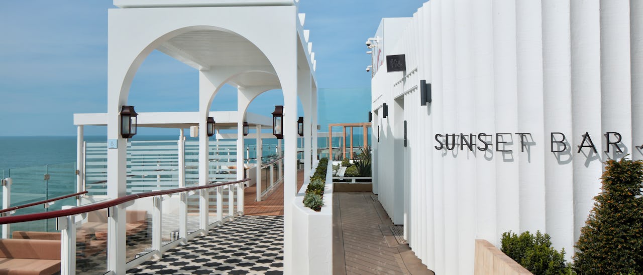 En el bar al atardecer