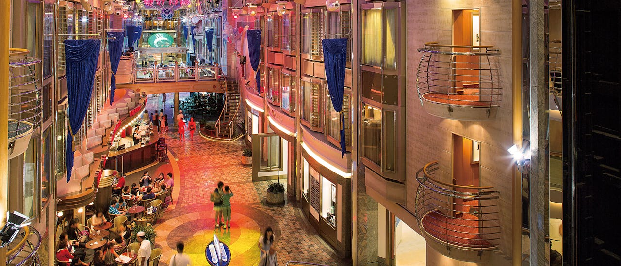 Dé un paseo por las tiendas, bares y restaurantes en el Royal Promenade