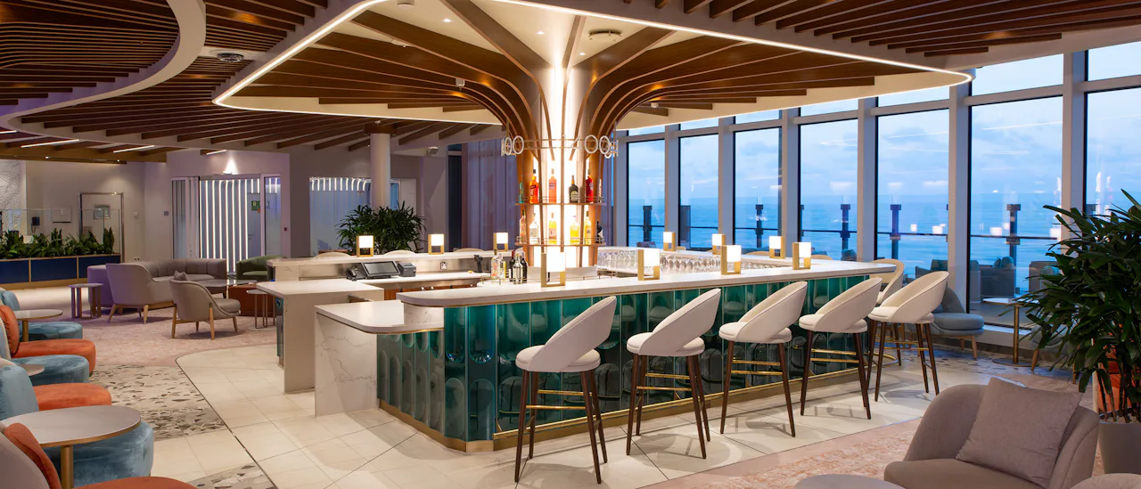 Disfrute de un cóctel en The Lobby bar: el bar tiene un dosel de mosaico de colores en el techo después del atardecer