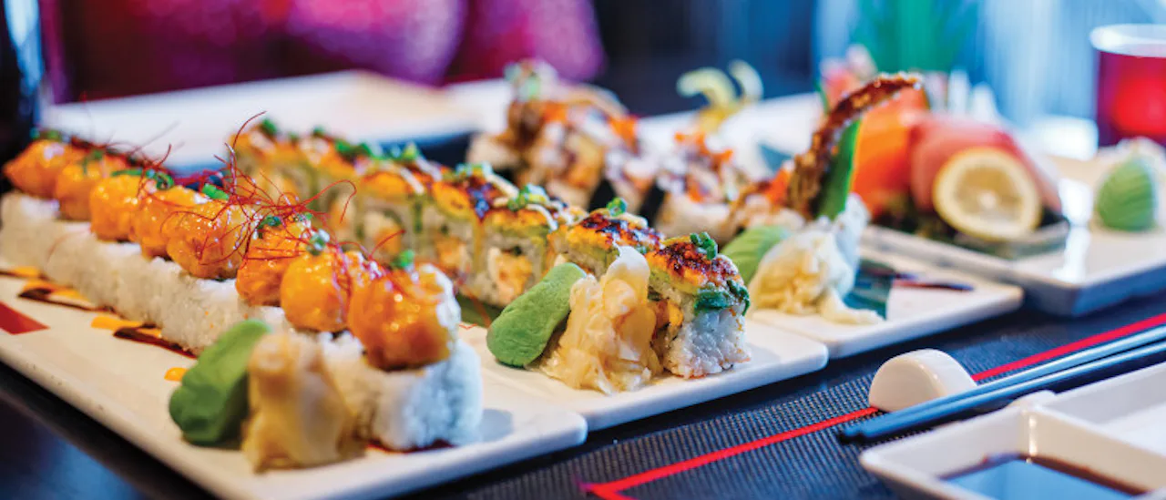 Izumi ofrece una experiencia culinaria asiática exótica con deliciosos rollos de sushi, sashimi fresco y nigiri