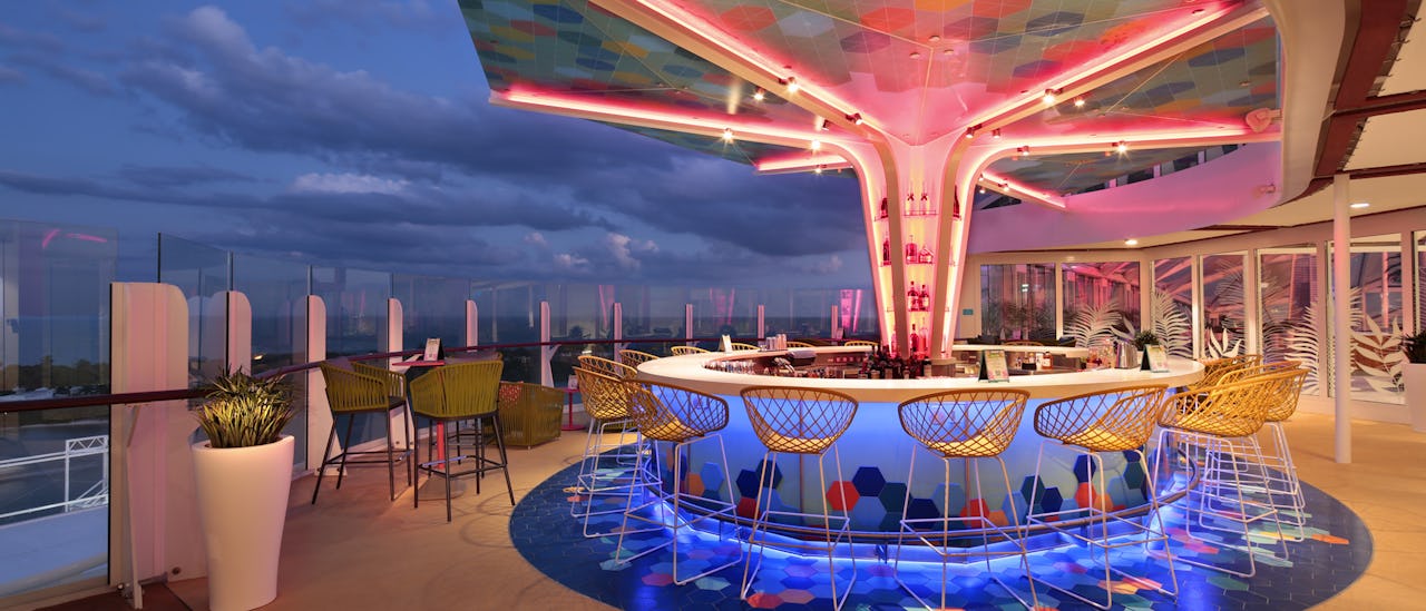 Disfrute de un cóctel en The Vue Bar: el bar tiene un dosel de mosaico de colores en el techo después del atardecer
