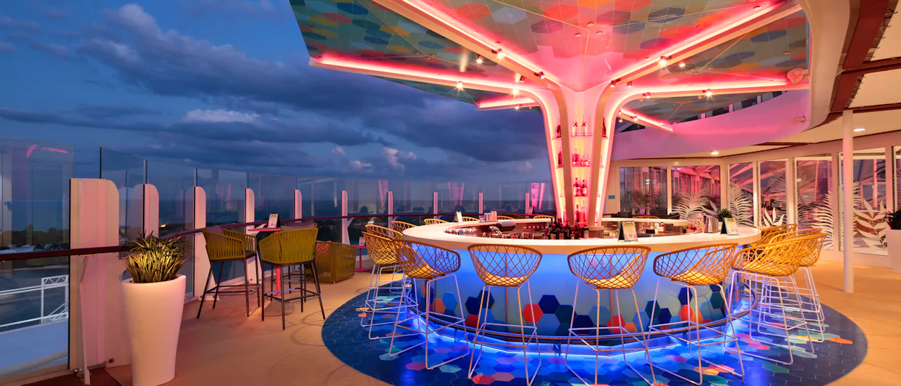 Disfrute de un cóctel en The Vue Bar: el bar tiene un dosel de mosaico de colores en el techo después del atardecer