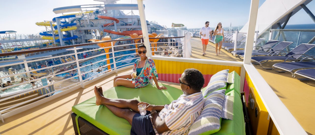 Disfrute del sol o relájese a la sombra. Para un mejor uso de la piscina, reserve una de las Casitas privadas junto a la pileta