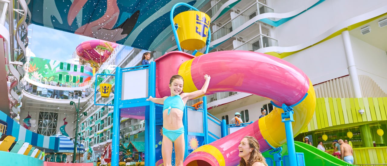 Splashaway Bay y Baby Bay en Surfside le esperan junto con un tiovivo, juegos de arcade y clubes infantiles.