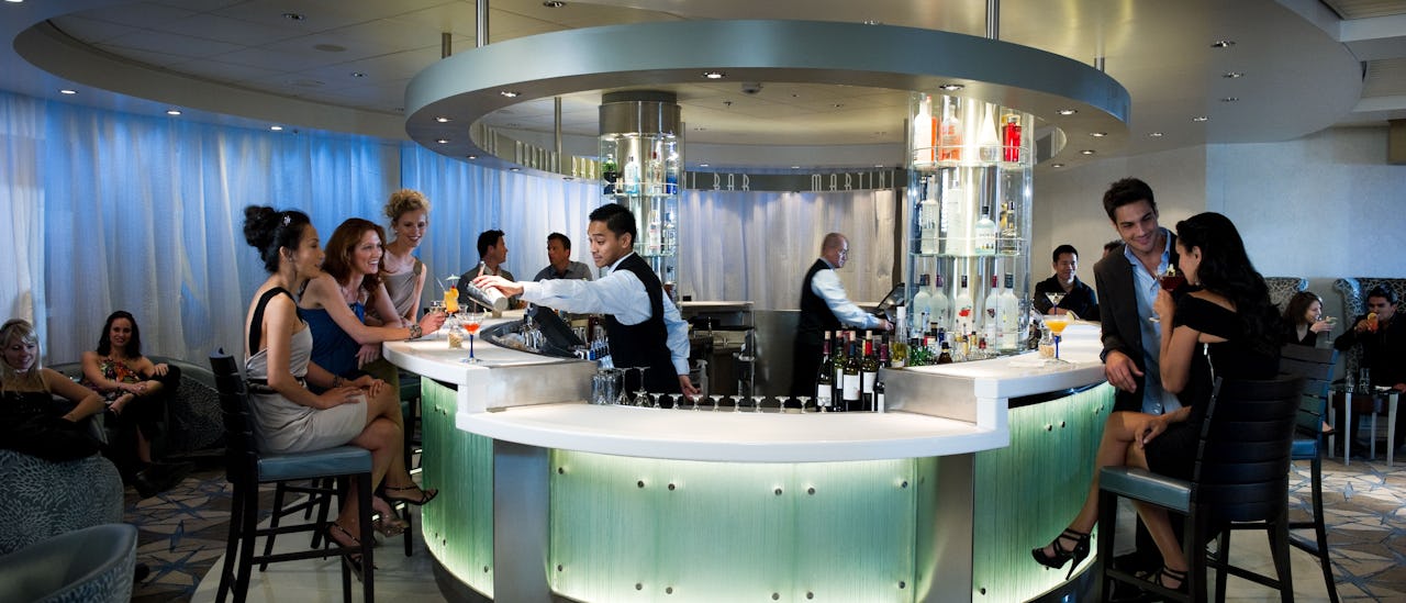 En el bar Martini, los bartenders sirven novedosas combinaciones con las bebidas clásicas.