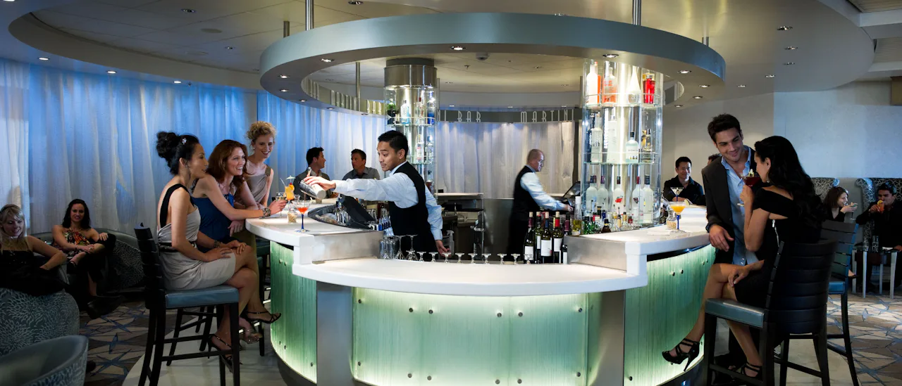 En el bar Martini, los bartenders sirven novedosas combinaciones con las bebidas clásicas.
