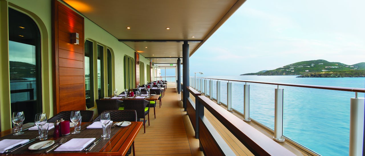 Pase tiempo en uno de los bares y restaurantes al aire libre de Waterfront