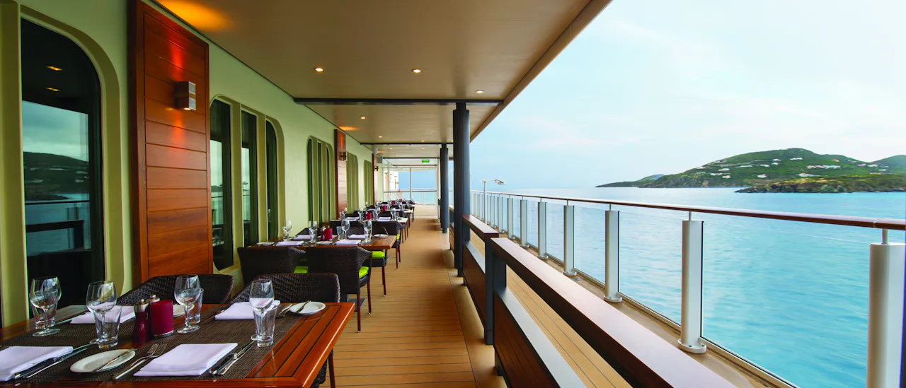 Pase tiempo en uno de los bares y restaurantes al aire libre de Waterfront