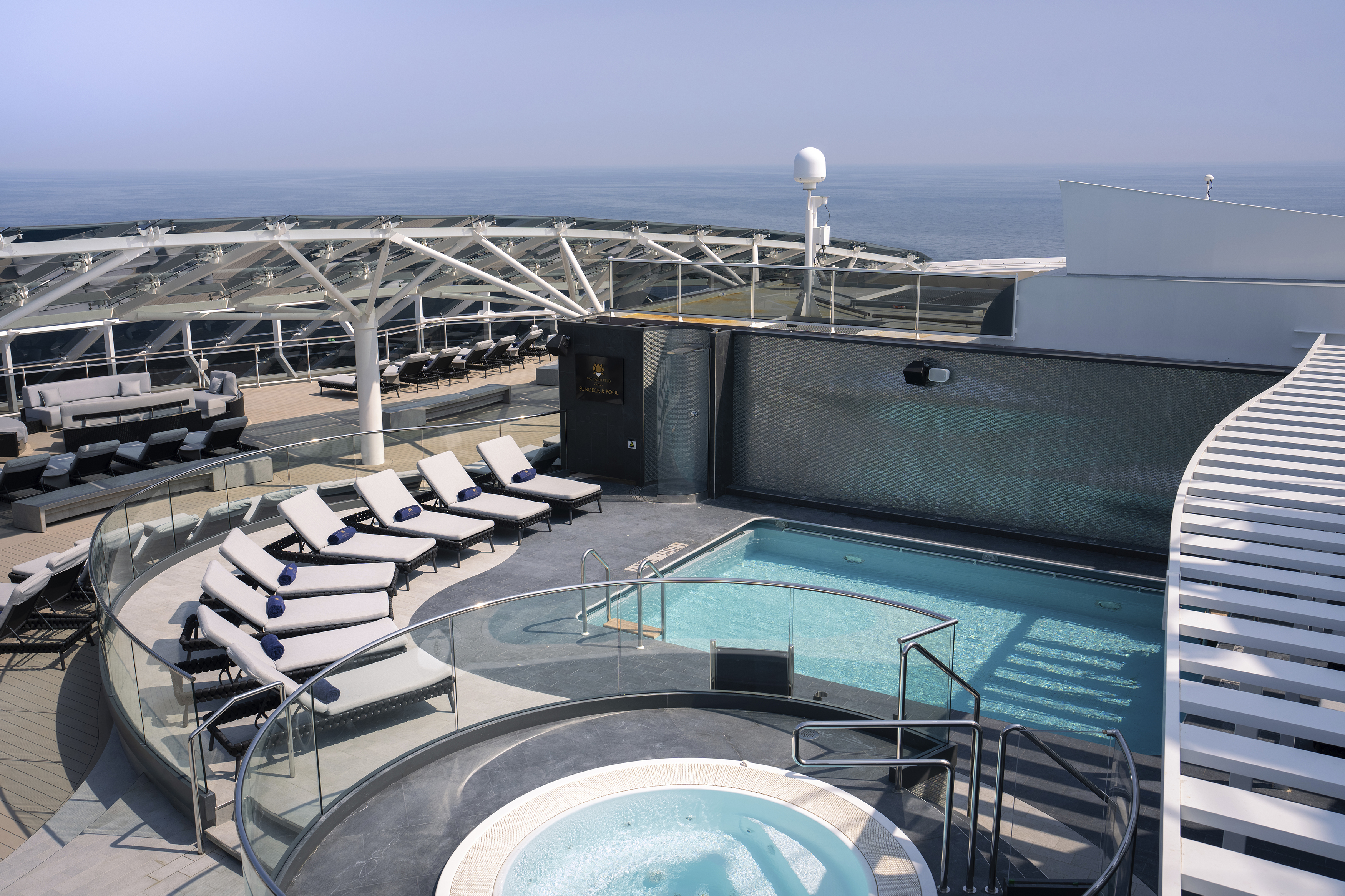 MSC Yacht Club ofrece una experiencia privada que incluye restaurante, salón, bar, piscina y mucho más