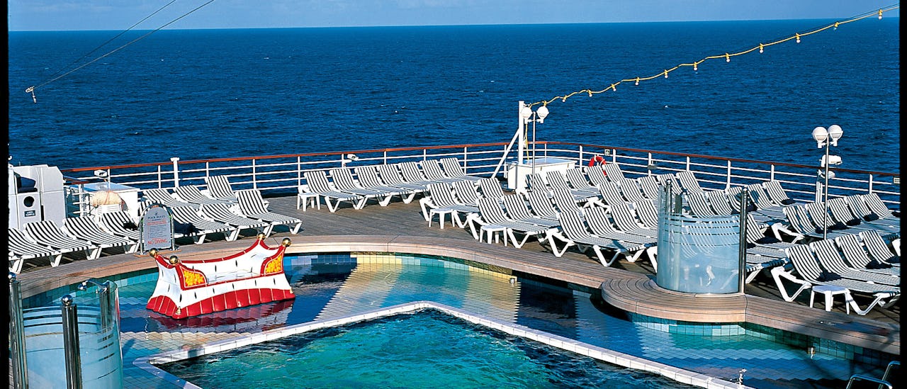 Relájate en la piscina de popa