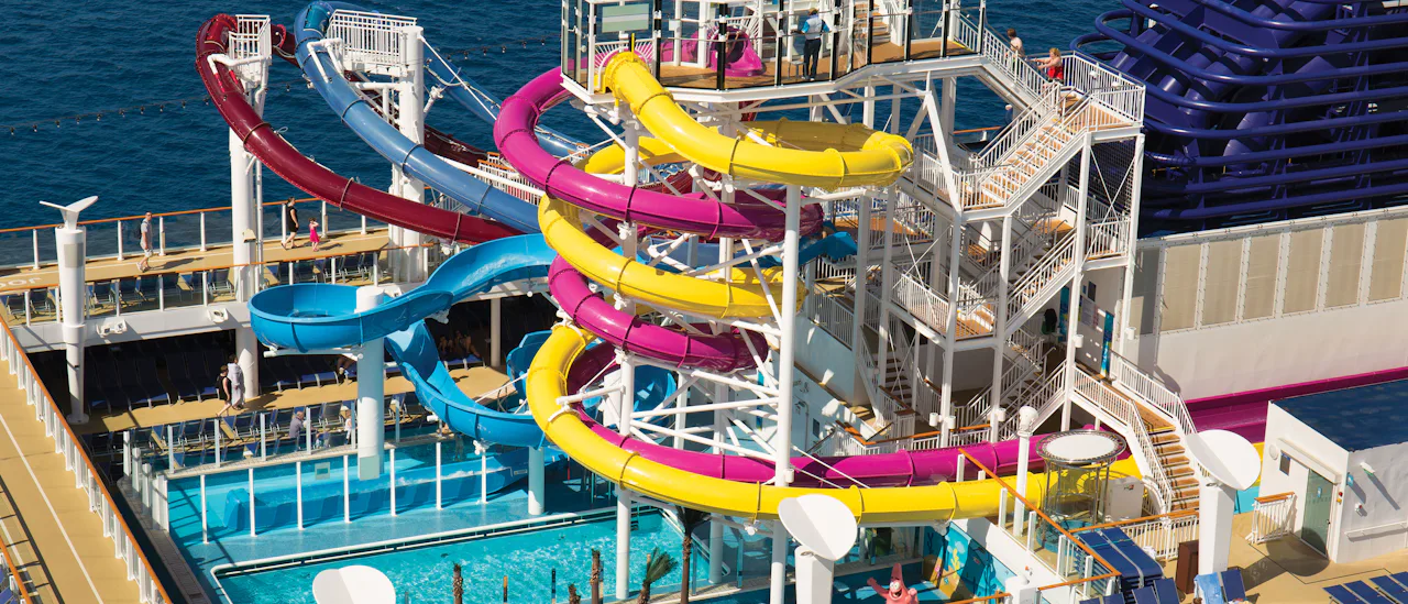 3 toboganes de agua sobre la terraza de la piscina