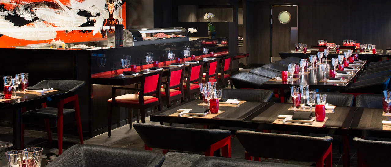 El restaurante Izumi Teppanyaki ofrece una carta de hibachi, teppanyaki y sushi.