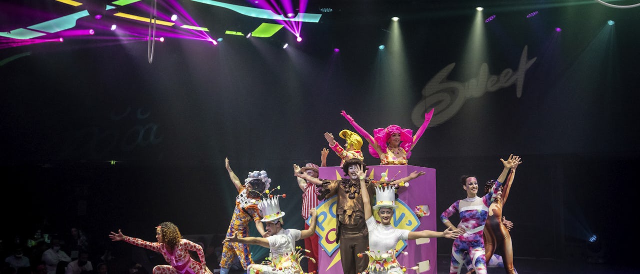 Vea un espectáculo producido por Carousel Productions at Sea en el salón panorámico de popa