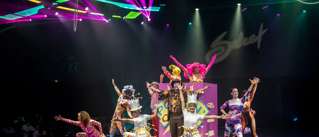 Vea un espectáculo producido por Carousel Productions at Sea en el salón panorámico de popa