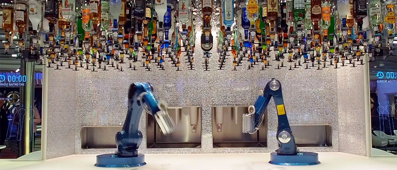 Tus bebidas son mezcladas por un robot en el Bionic Bar.