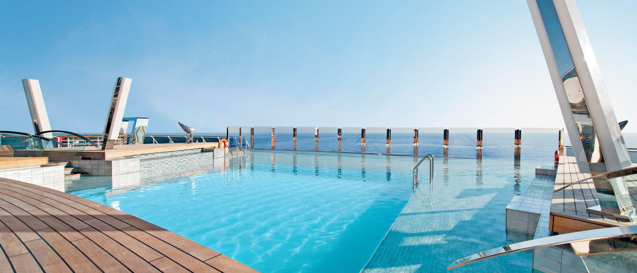Una piscina infinita en la terraza de popa
