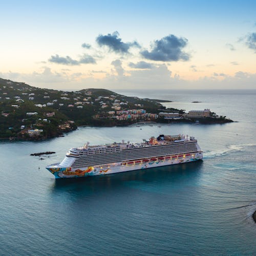 NCL arribando a un puerto