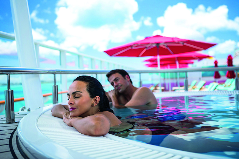 Pareja en piscina de crucero NCL