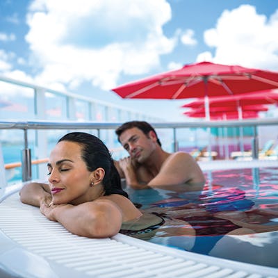 Pareja en piscina de crucero NCL