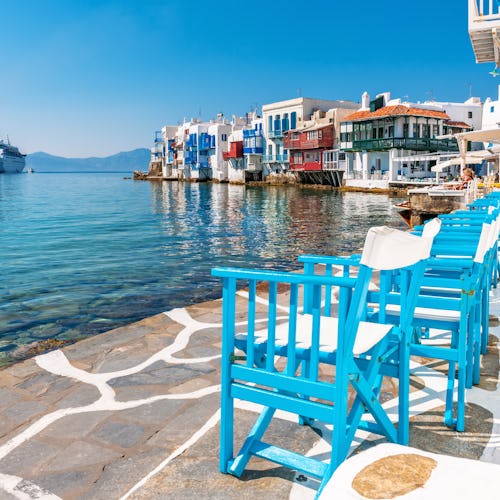 Callejón de la Isla Mykonos junto al mar.