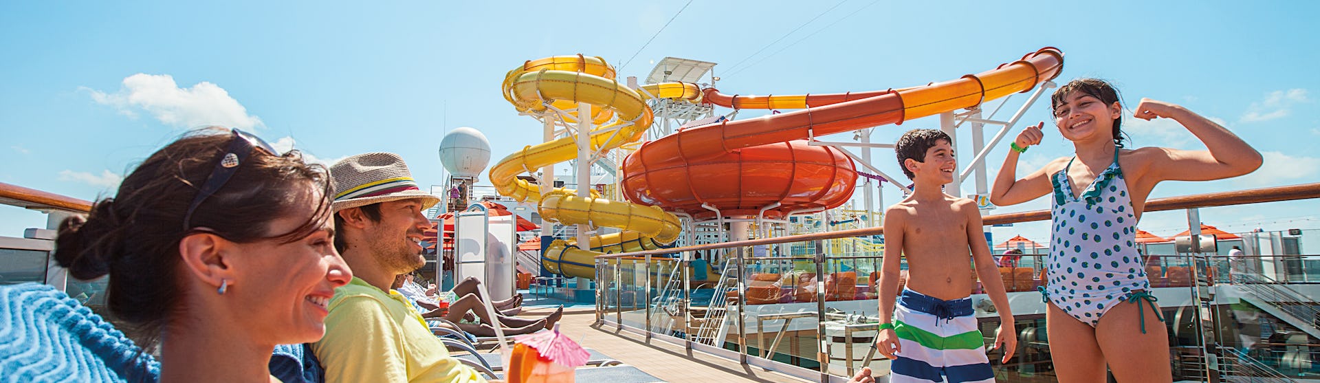 Familia en la piscina de un crucero