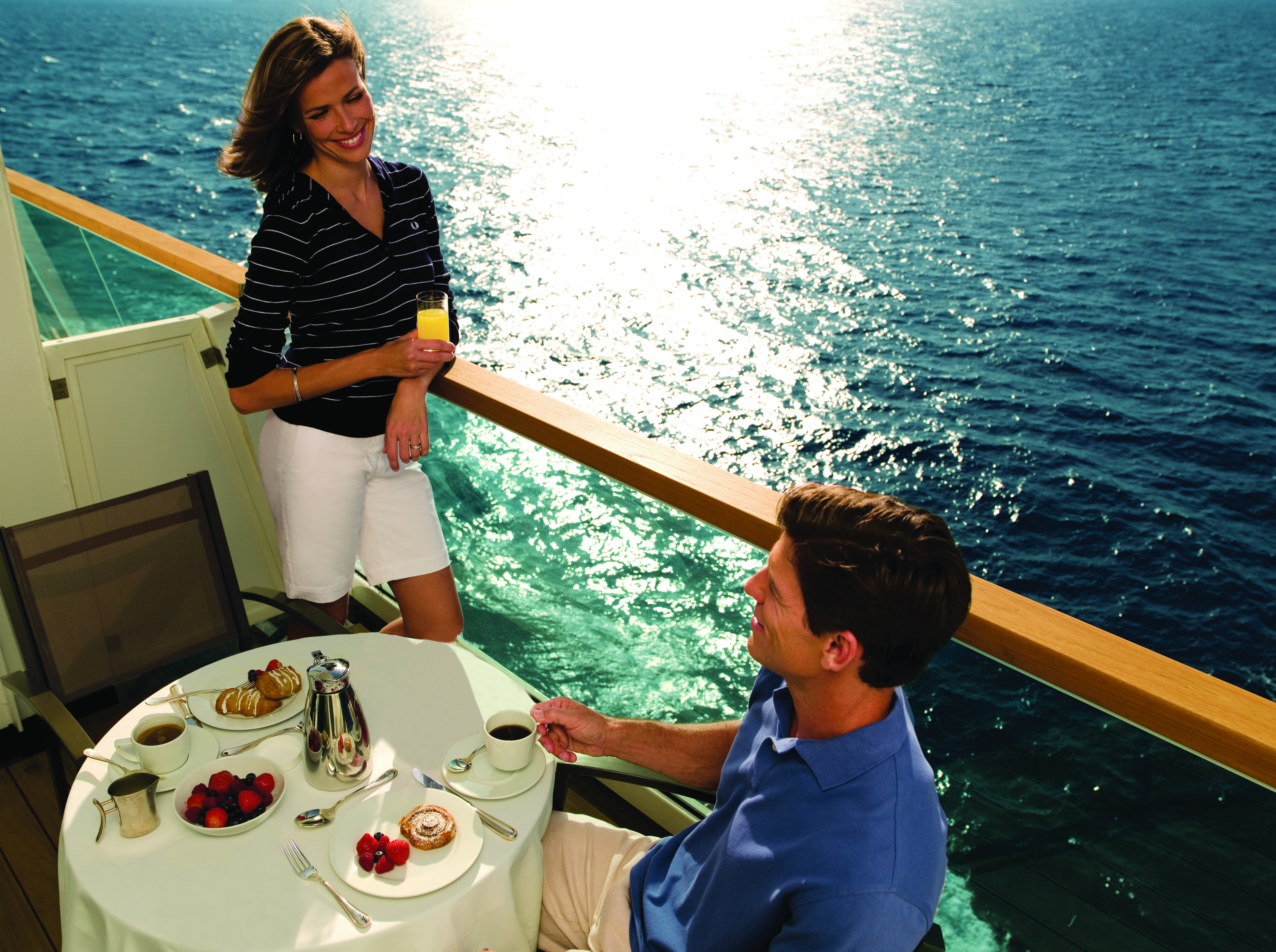 Pareja desayunando en balcon de crucero Seabourn