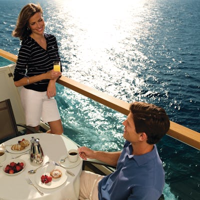Pareja desayunando en balcon de crucero Seabourn