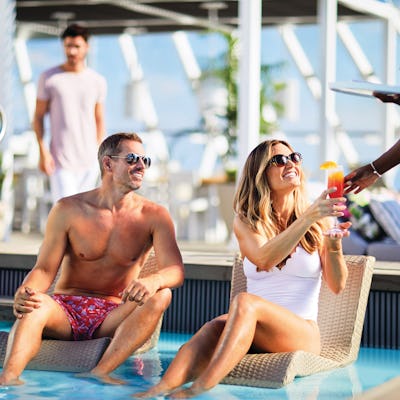 Pareja a bordo de crucero Celebrity